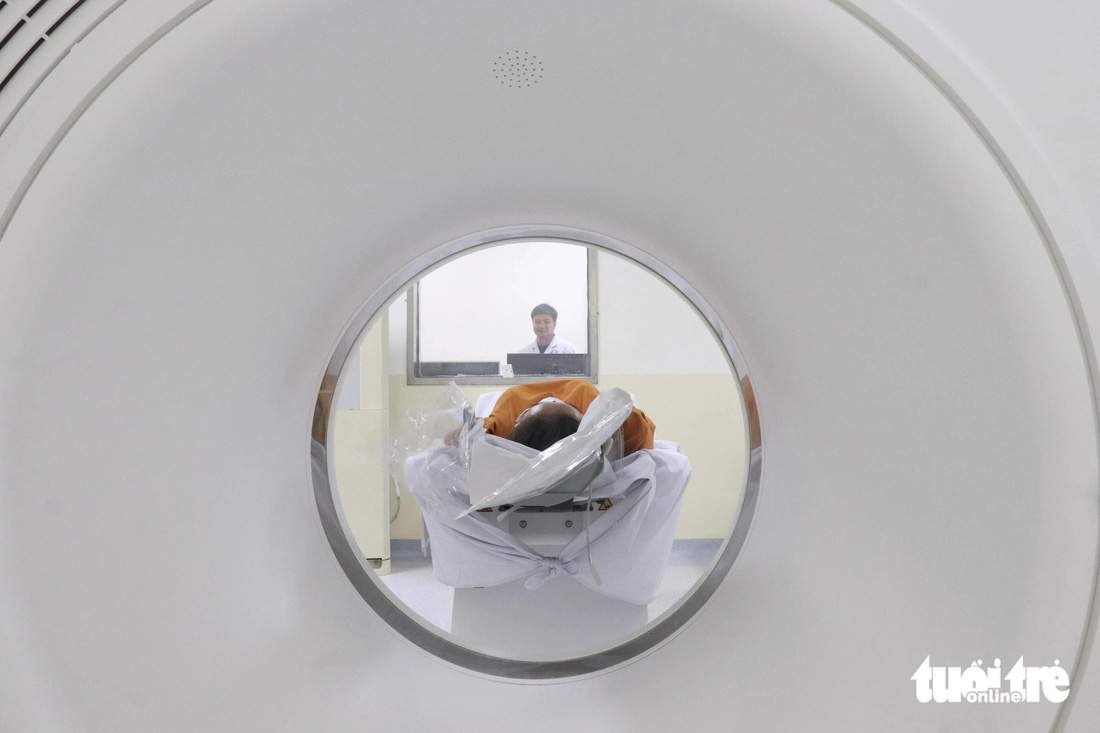 Đầu năm 2024, Bệnh viện Đa khoa khu vực Hóc Môn (TP.HCM) đã có một máy CT-Scan 32 lát cắt mới, sau thời gian các máy cũ bị hư, phải &quot;đắp chiếu&quot;, bệnh nhân phải chuyển sang Bệnh viện quận 12 chụp chiếu - Ảnh: XUÂN MAI