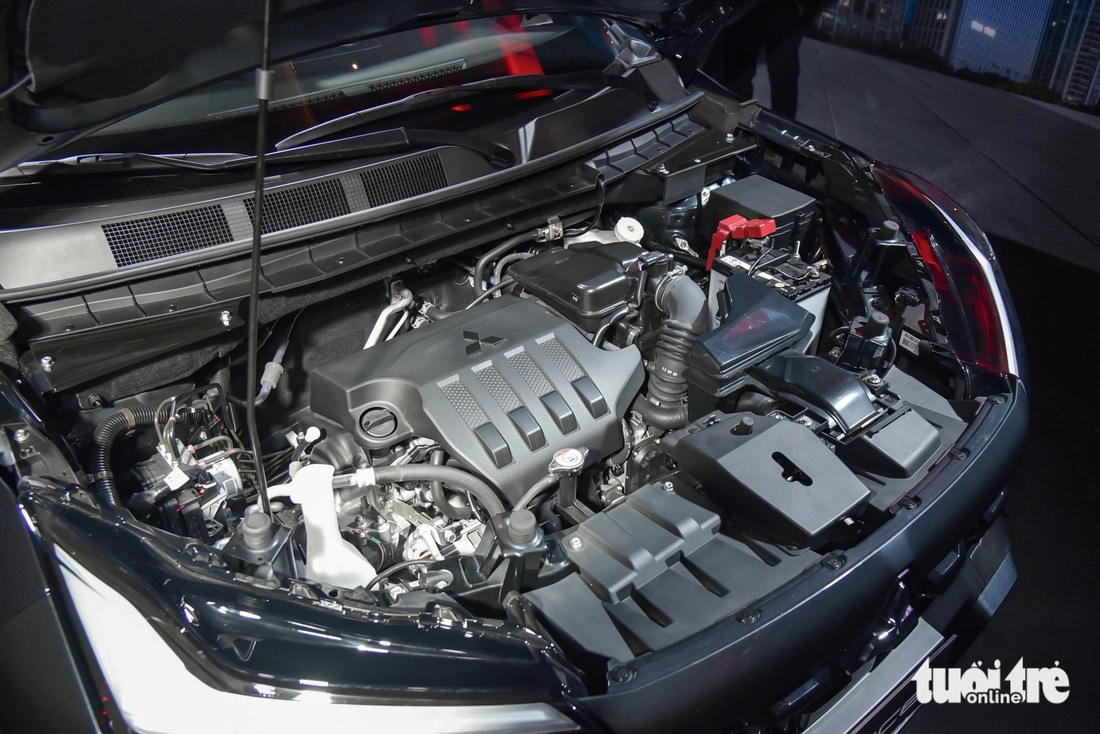 Chi tiết Mitsubishi Xforce ra mắt Việt Nam: Ngập tràn công nghệ để trở thành Xpander của phân khúc B- Ảnh 13. Mitsubishi Xforce được trang bị động cơ xăng hút khí tự nhiên, công suất 105 mã lực và mô men xoắn 141Nm, kết hợp với hộp số tự động vô cấp CVT và dẫn động cầu trước. Điểm đặc biệt về vận hành là xe có 4 chế độ lái cho các địa hình khác nhau gồm Đường bình thường, Đường ngập nước, Đường sỏi đá và Đường bùn lầy. Hệ thống kiểm soát lực phanh khi đánh lái gấp hay vào cua (AYC) cũng là điểm khác biệt của Xforce so với đối thủ