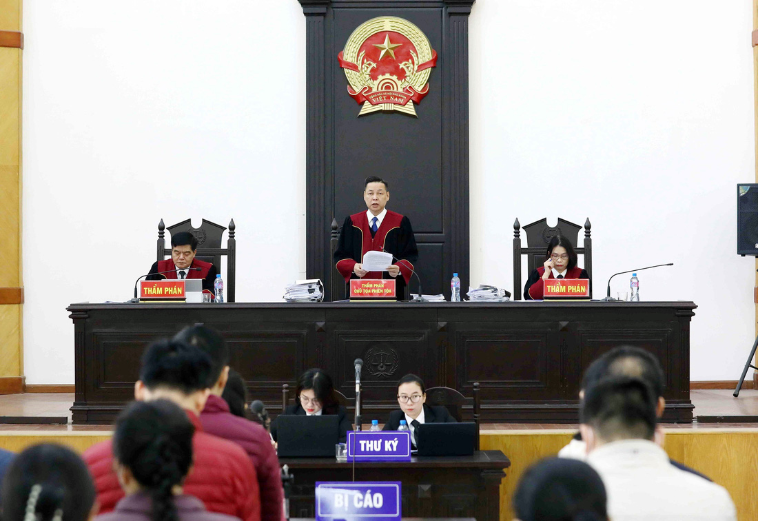 Thẩm phán - chủ tọa phiên tòa Mai Anh Tài điều hành phiên xét xử phúc thẩm 21 bị cáo trong vụ án “chuyến bay giải cứu” - Ảnh: TTXVN