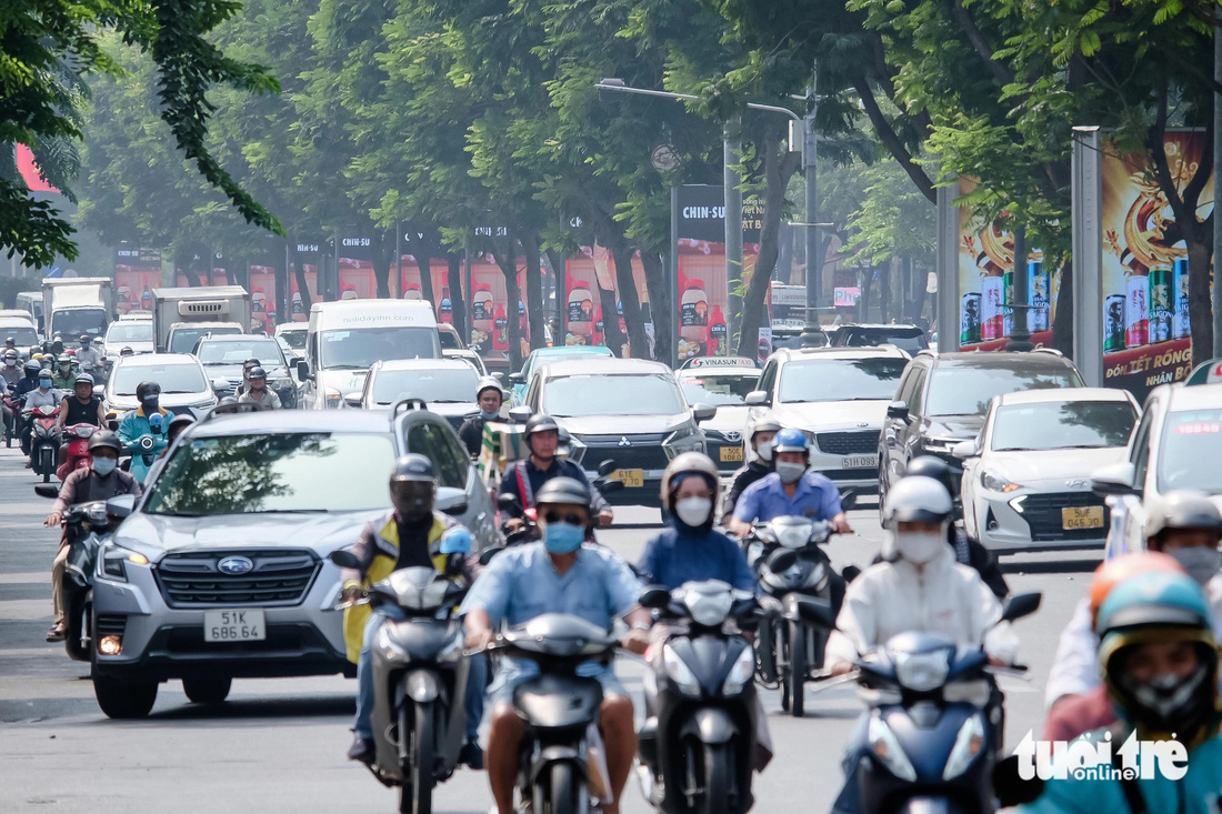 Đường Trường Sơn hiện có 8 làn xe cho 2 chiều xe chạy, mỗi chiều 4 làn xe. Đây vốn là tuyến đường ùn tắc 