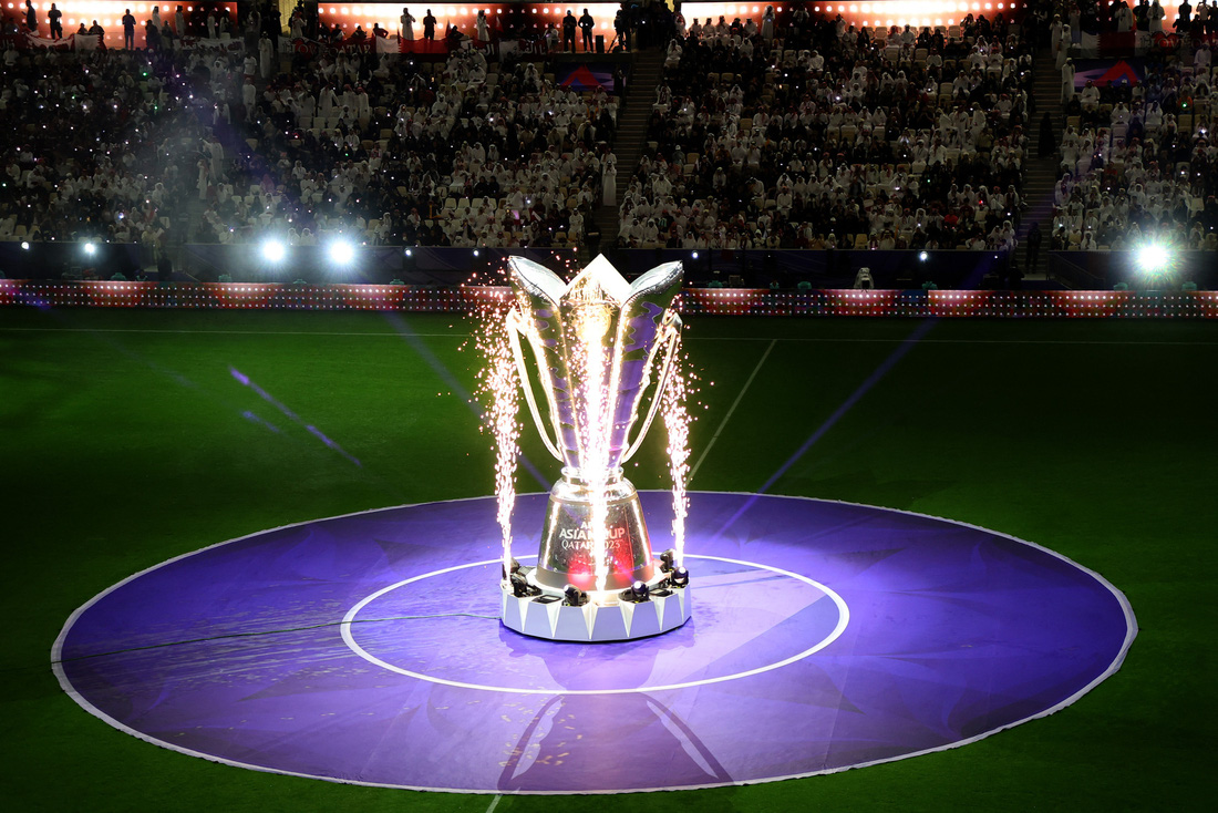 Mô hình chức cúp vô địch Asian Cup 2023 xuất hiện trong lễ khai mạc trên sân Lusail - Ảnh: REUTERS