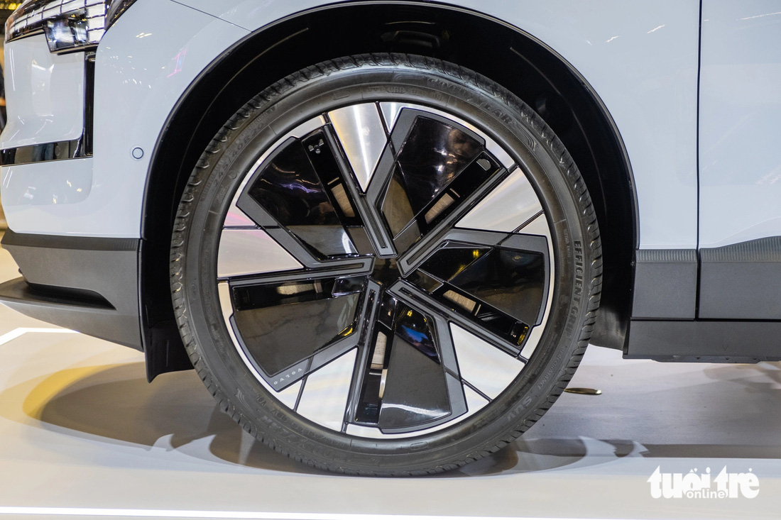 Volvo EX30 có bộ mâm 5 chấu kích thước 20 inch, được thiết kế để tối ưu khí động học, giúp tăng cường khả năng vận hành của xe. Nhiều hãng xe cũng áp dụng kiểu thiết kế này cho phần mâm của xe điện