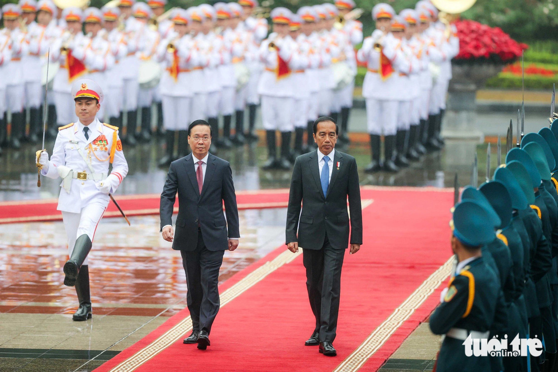 Chủ tịch nước Võ Văn Thưởng và Tổng thống Indonesia Joko Widodo duyệt đội danh dự Quân đội Nhân dân Việt Nam - Ảnh: NGUYỄN KHÁNH