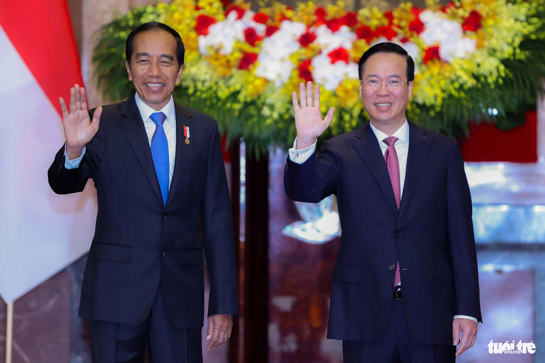 Chủ tịch nước Võ Văn Thưởng và Tổng thống Indonesia Joko Widodo vẫy tay chào báo chí trước khi vào phòng hội đàm - Ảnh: NGUYỄN KHÁNH