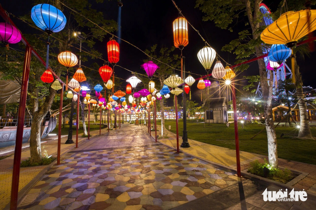 Con đường với 5.000 chiếc đèn lồng sáng rực hứa hẹn sẽ là điểm check-in thú vị cho du khách - Ảnh: SG