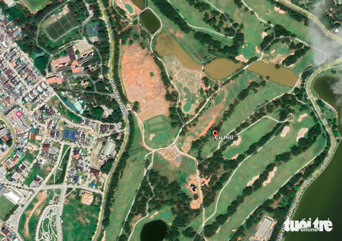 Hình ảnh vệ tinh cho thấy tháng 12-2022 chủ đầu tư đã thi công, tuy nhiên đến tháng 1-2023, Sở Xây dựng tỉnh Lâm Đồng mới cấp phép cho 1 tòa nhà