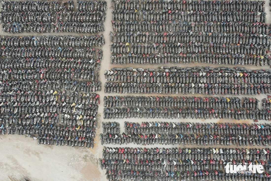 Hàng ngàn xe máy dựng khít nhau ngoài trời tại bãi tạm giữ của Công an quận Bình Tân trên đường Hồ Văn Long - Ảnh: PHƯƠNG NHI