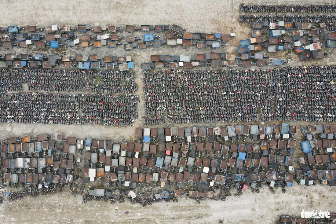 Bãi tại giao lộ Võ Trần Chí - Hồ Văn Long (quận Bình Tân) không có mái che, các xe tang vật được để 
