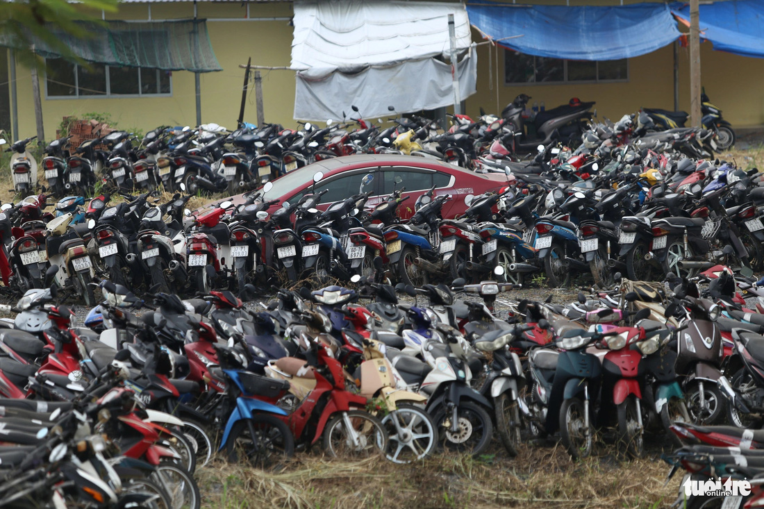 Bãi xe của Phòng cảnh sát giao thông TP.HCM trên đường Hoàng Diệu 2, phường Linh Trung cũng không có mái che, các xe để "lộ thiên" - Ảnh: MINH HÒA