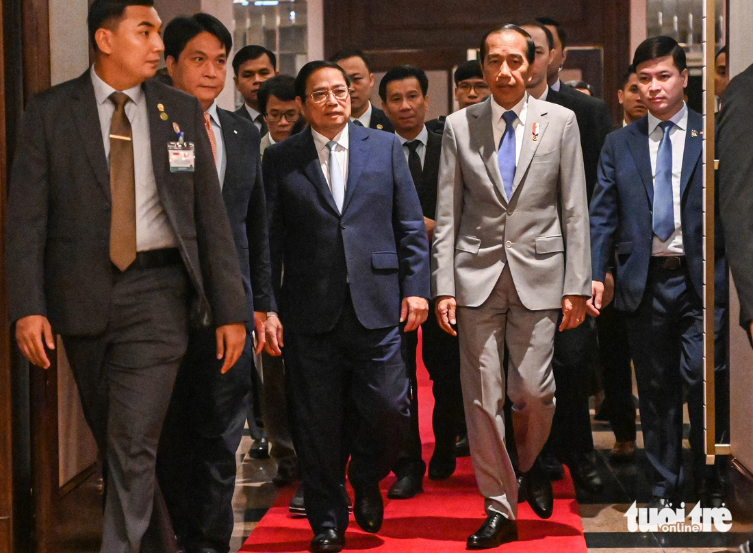 Thủ tướng Phạm Minh Chính và Tổng thống Indonesia Joko Widodo cùng đến dự cuộc đối thoại với doanh nghiệp hai nước ngày 13-1 - Ảnh: HỒNG QUANG
