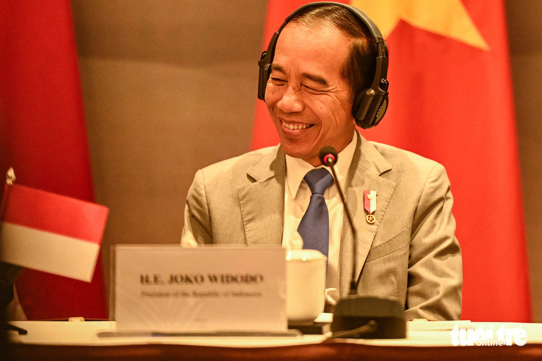Tổng thống Indonesia Joko Widodo mỉm cười khi nghe lời kêu gọi, khuyến khích doanh nghiệp hai bên của Thủ tướng Phạm Minh Chính - Ảnh: HỒNG QUANG