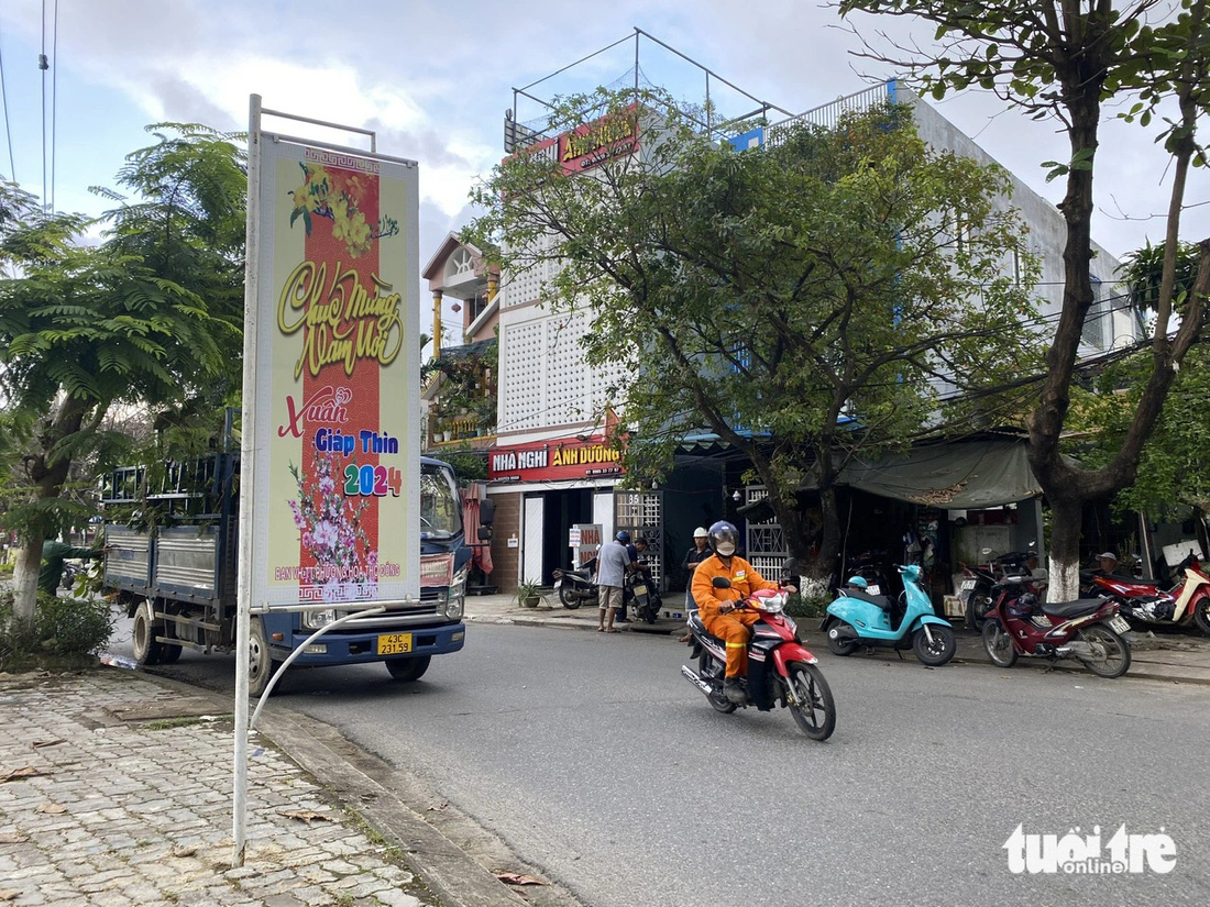Một trụ treo pa nô có khung sắt chìa ra đường ở Đà Nẵng - Ảnh: TRƯỜNG TRUNG