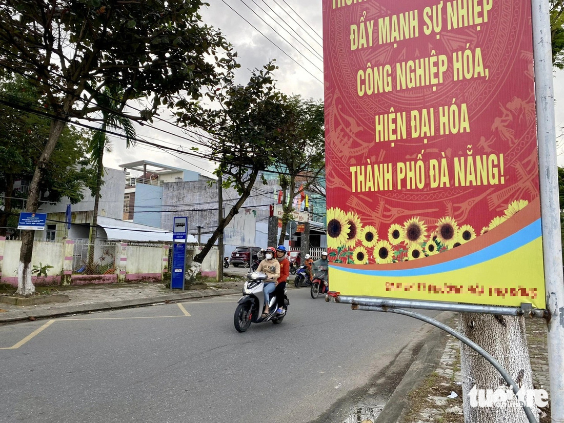 Khung sắt treo pa nô tuyên truyền như bẫy người đi đường ở quận Cẩm Lệ, TP Đà Nẵng - Ảnh: TRƯỜNG TRUNG
