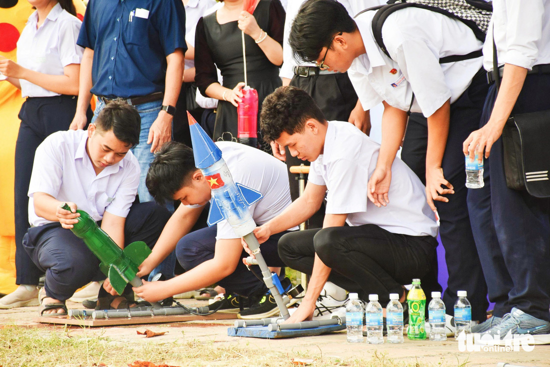 Học sinh Nha Trang chuẩn bị thi bắn tên lửa nước - Ảnh: TRẦN HOÀI