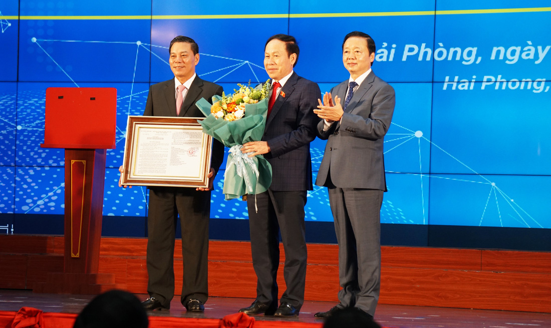 Phó thủ tướng Trần Hồng Hà (bìa phải) thay mặt Chính phủ trao quyết định phê duyệt quy hoạch thành phố Hải Phòng giai đoạn 2021 - 2030, tầm nhìn đến năm 2050 - Ảnh: TIẾN THẮNG