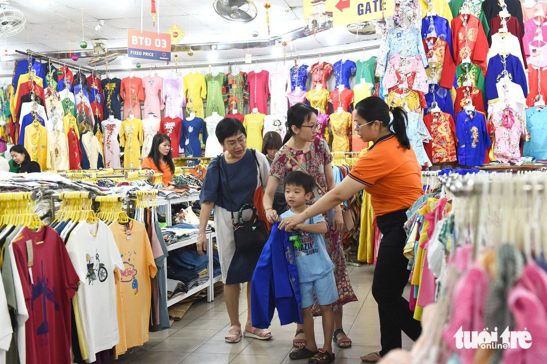Mua sắm áo dài truyền thống cho con tại chợ Bến Thành