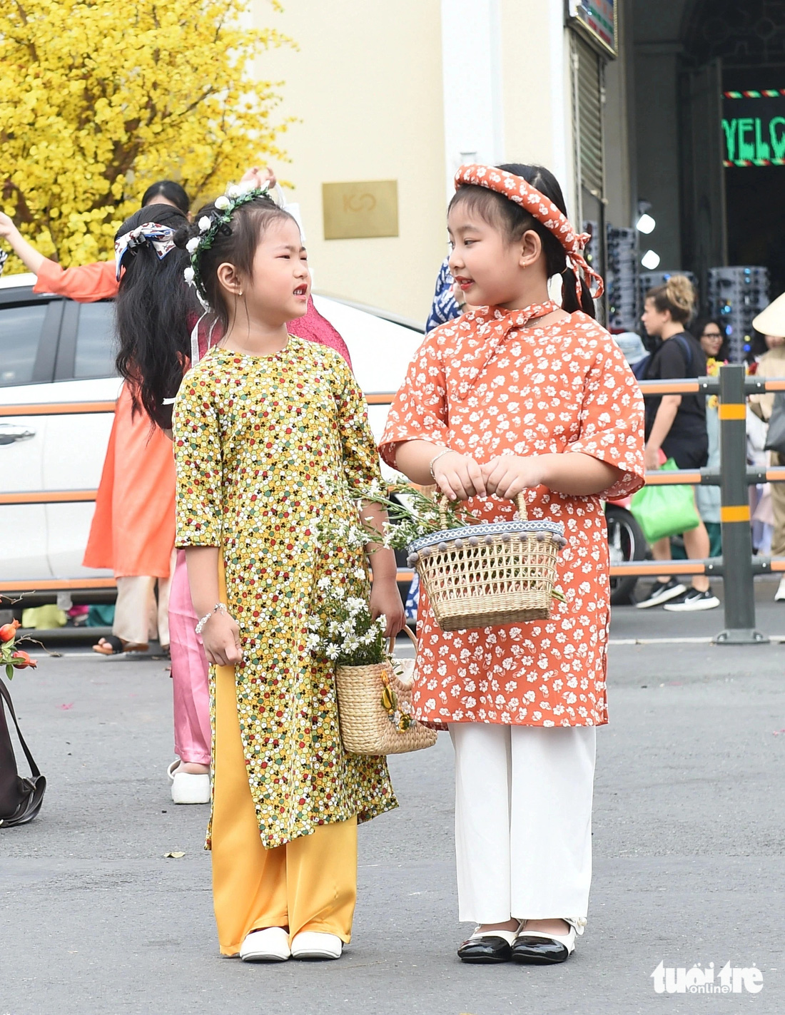 Các em nhỏ trong trang phục áo dài truyền thống làm dáng khoe sắc