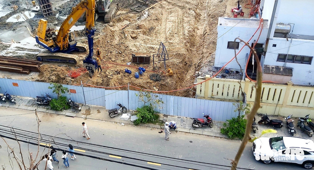 Các khách sạn, nhà dân trên đường Lâm Hoành than phiền vì công trình xây dựng ồn ào - Ảnh: ĐOÀN CƯỜNG