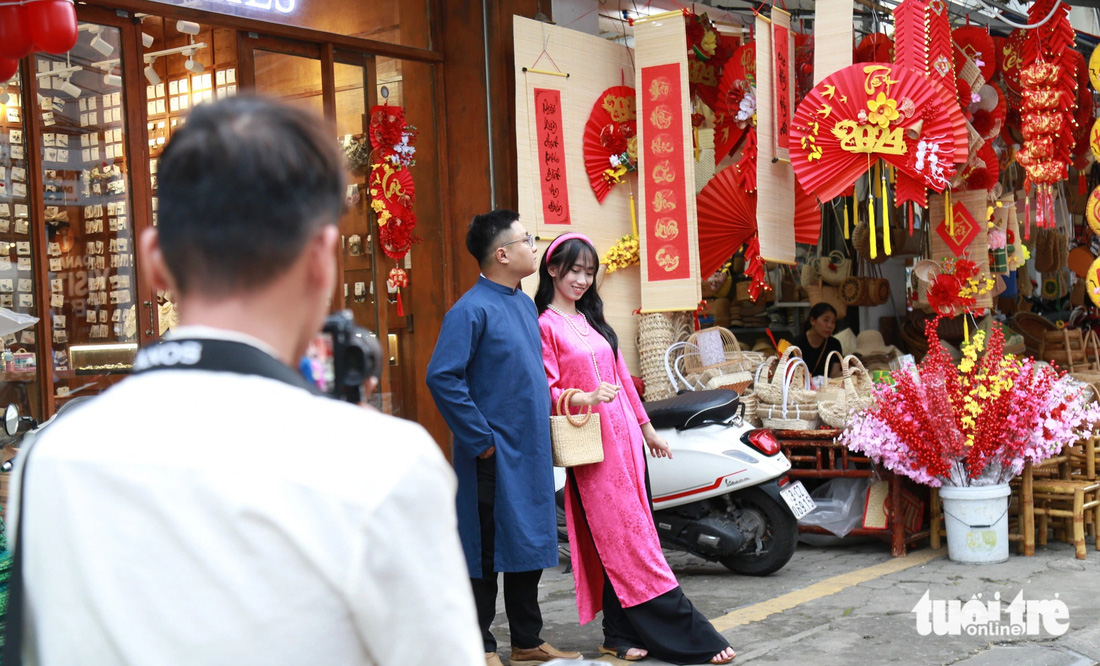 Những cửa hàng bán đồ thủ công và đồ trang trí Tết ở trên đường Nguyễn Thái Học thu hút nhiều nhóm cô ba cậu ba chụp ảnh chơi xuân