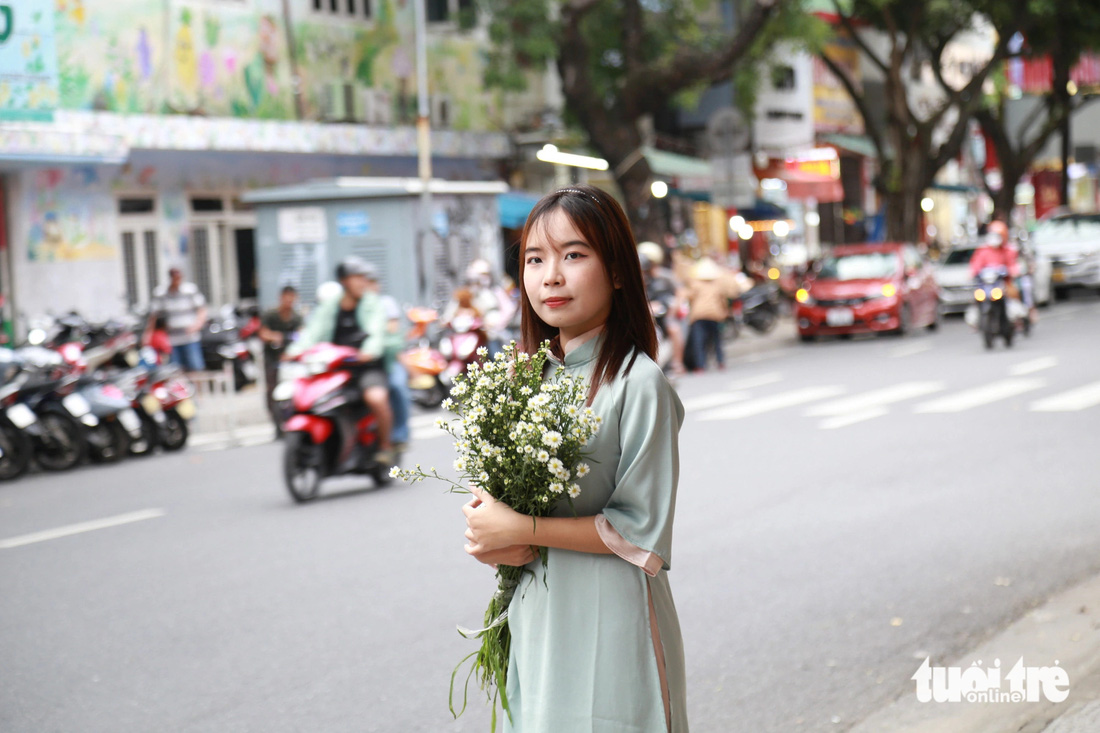Chỉ cần bỏ vài chục nghìn mua một bó hoa từ chợ Hàn là đã có tấm ảnh nàng thơ dịu dàng