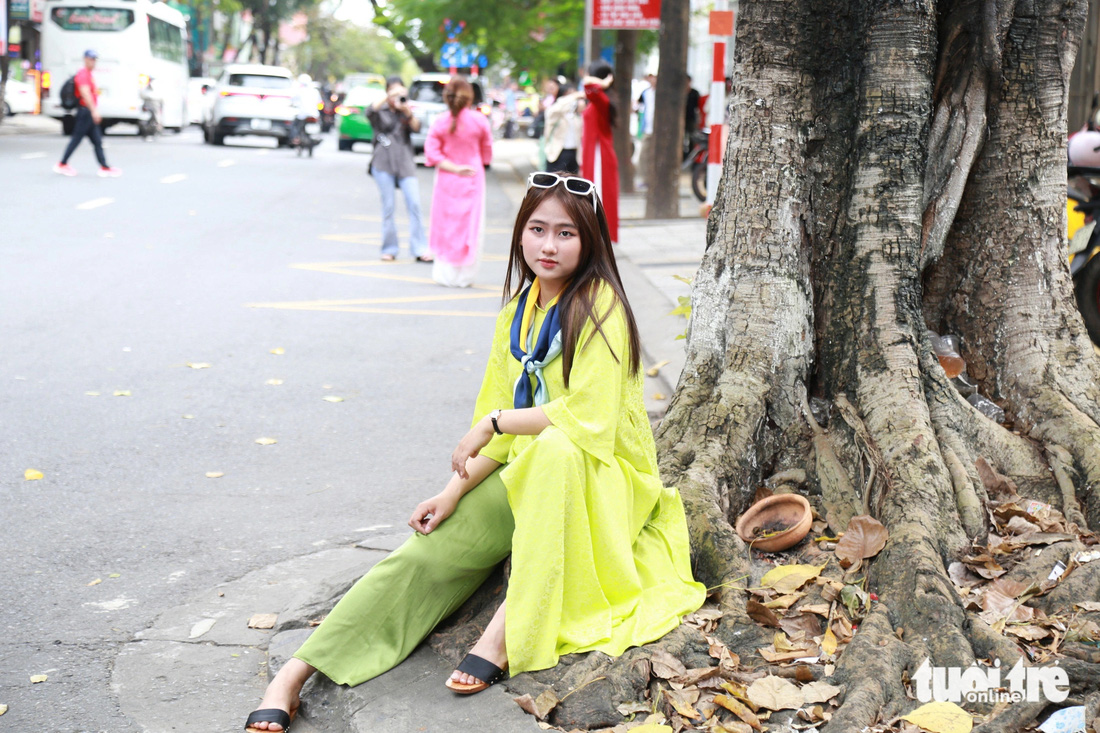 Ngọc Thảo (sinh viên Trường đại học Duy Tân) tạo dáng cá tính trong trang phục áo dài suông