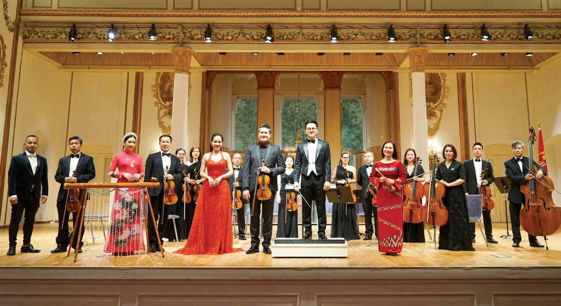 Đoàn nghệ sĩ Học viện Âm nhạc quốc gia Việt Nam tại phòng hòa nhạc Haydn Saal, lâu đài Esterhazy, Áo - Ảnh: NVCC