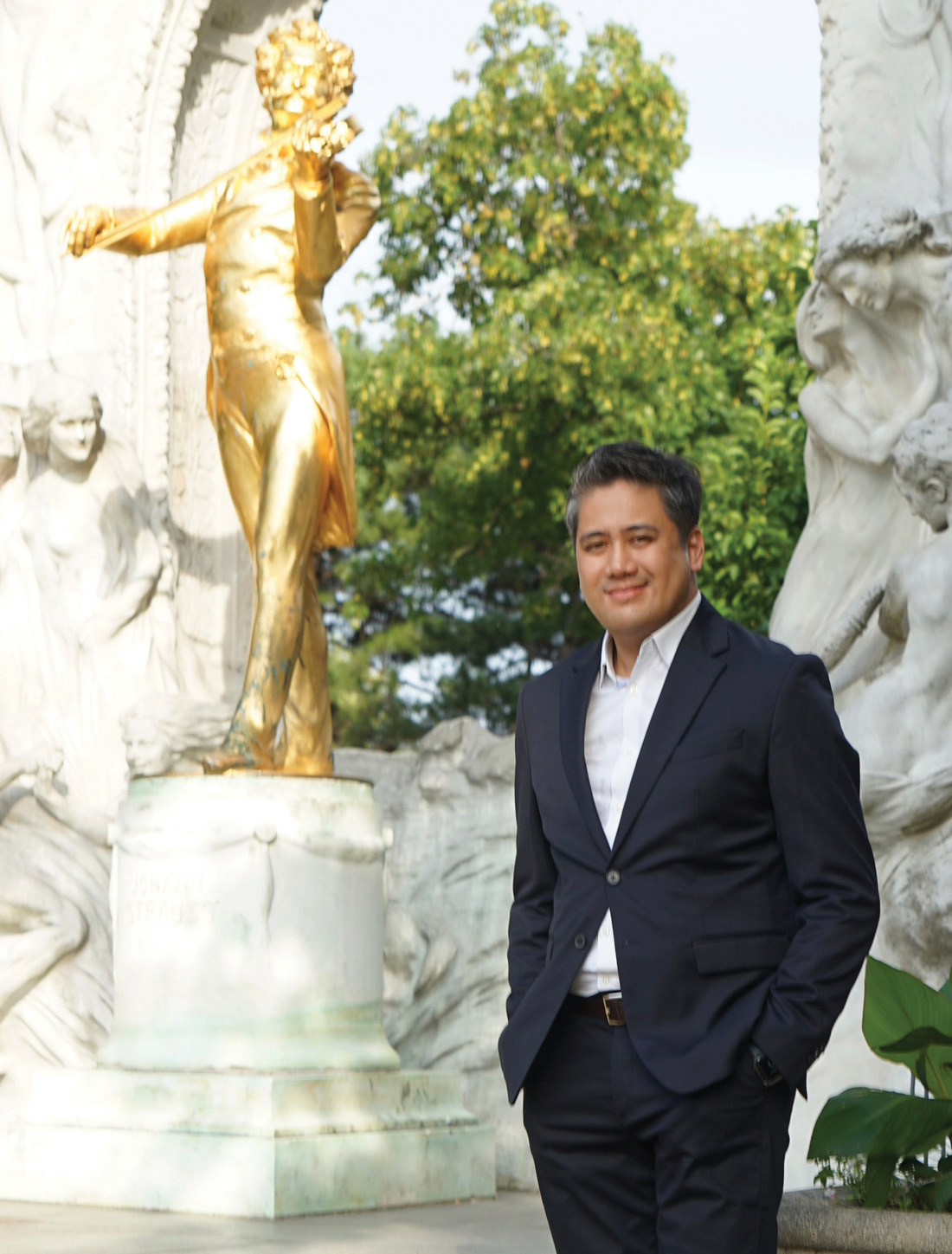 Bùi Công Duy và tượng vàng Johann Strauss ở Áo  - Ảnh: NVCC