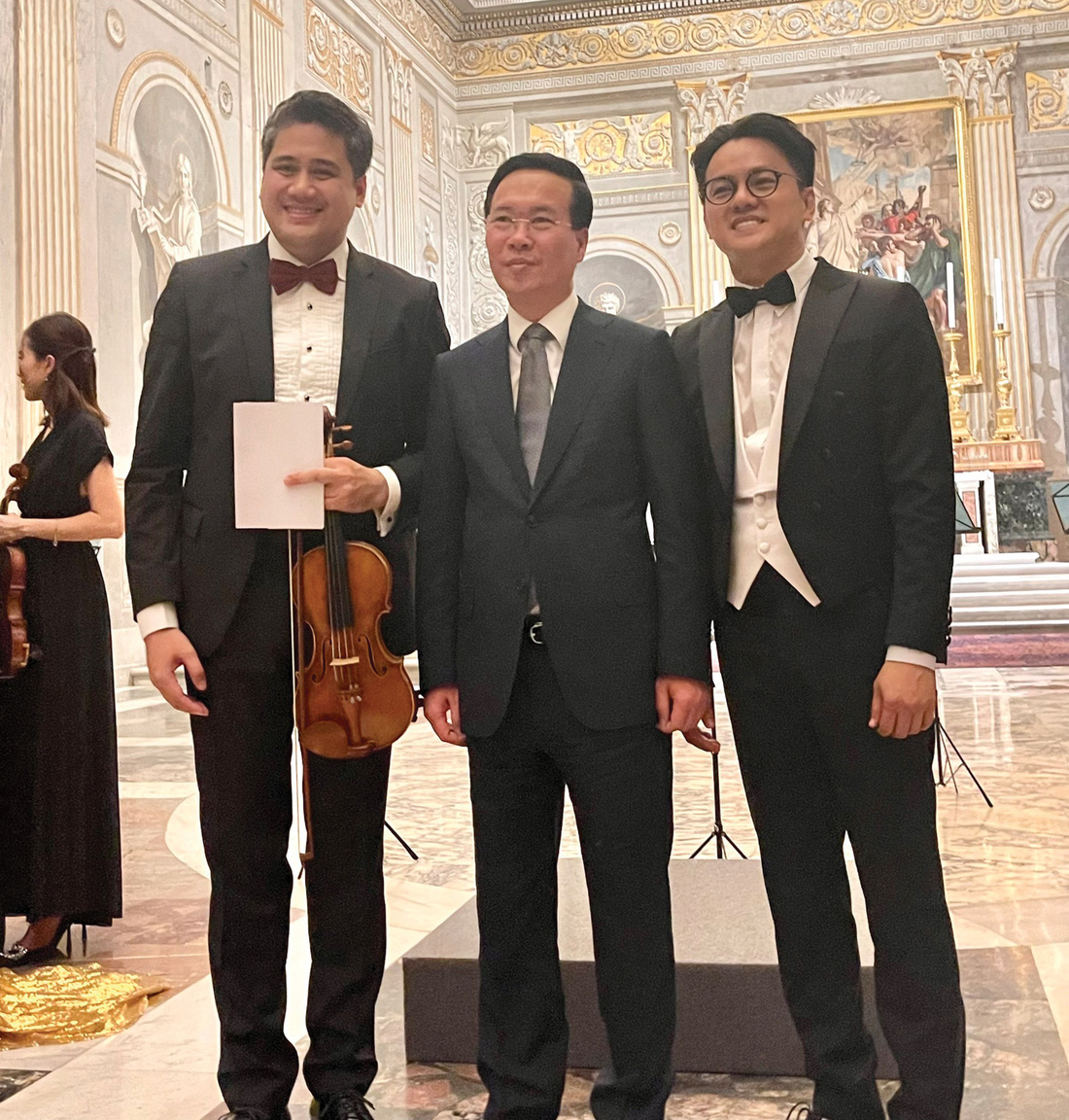 Chủ tịch nước Võ Văn Thưởng chụp ảnh lưu niệm cùng nghệ sĩ Bùi Công Duy và nhạc trưởng Trần Nhật Minh sau buổi biểu diễn tại cung điện Phủ Tổng thống Ý - Ảnh: NVCC