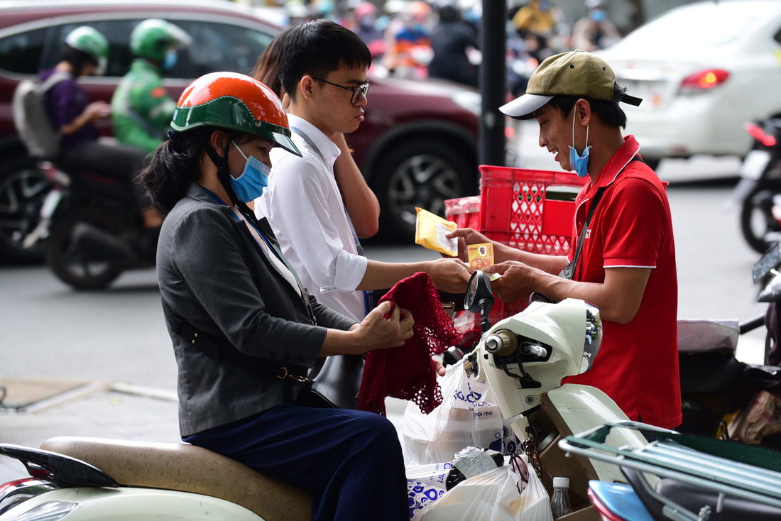 Thương mại điện tử tăng nhanh cũng đặt ra những thách thức quản lý nhà nước - Ảnh: QUANG ĐỊNH