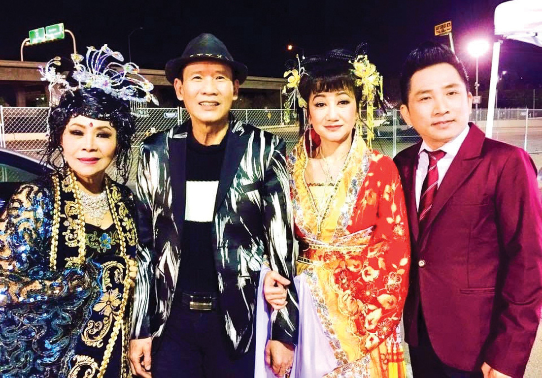 Các nghệ sĩ Việt biểu diễn trong lễ hội Tết (từ trái sang): Ngọc Đáng, Tuấn Vũ, Thanh Thanh Tâm, Quang Thành
