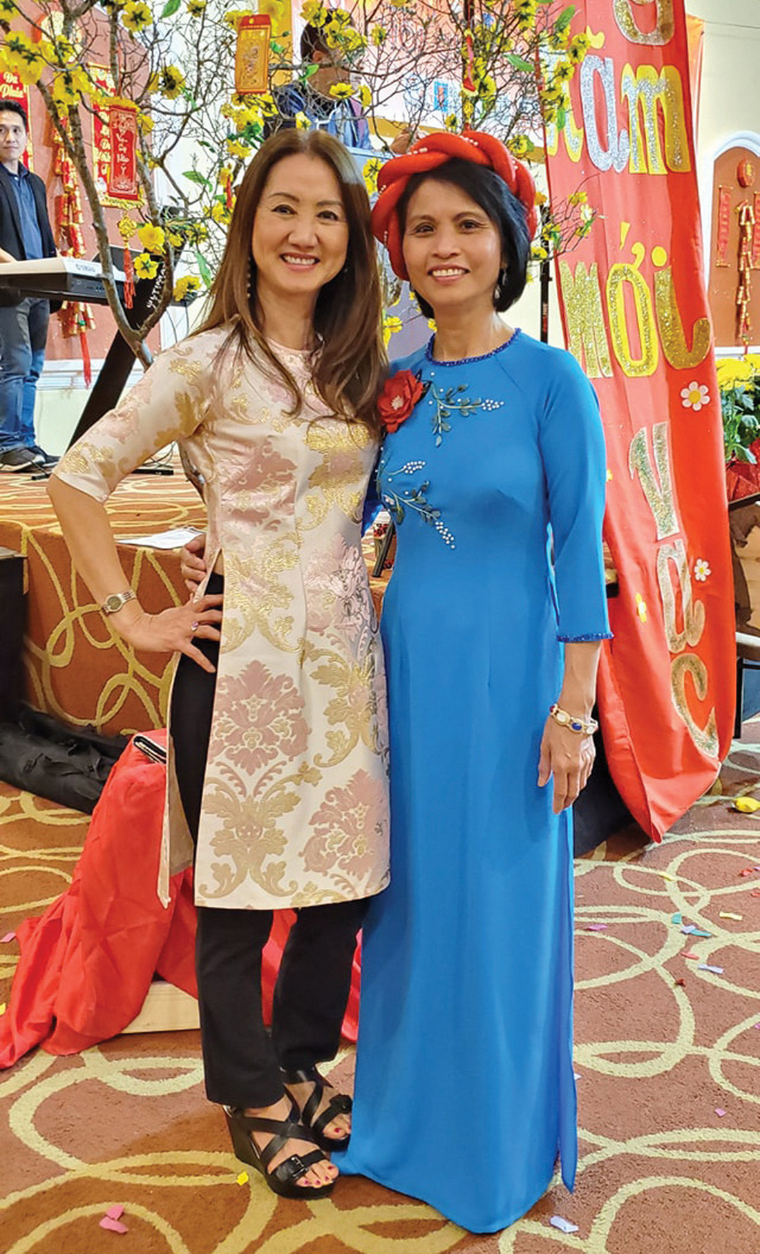 Phụ nữ Việt đều xúng xính áo dài ngày Tết