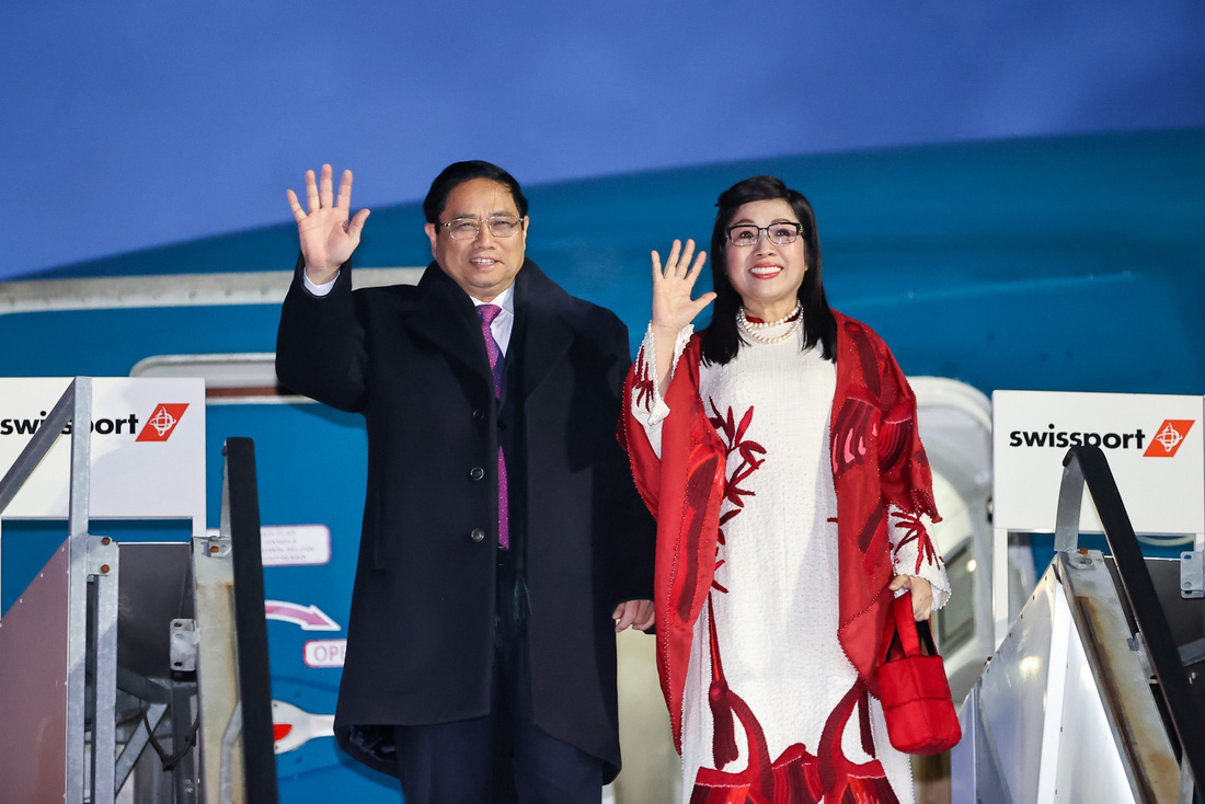 Thủ tướng Phạm Minh Chính và phu nhân vẫy tay chào khi đến Zurich - Ảnh: NHẬT BẮC