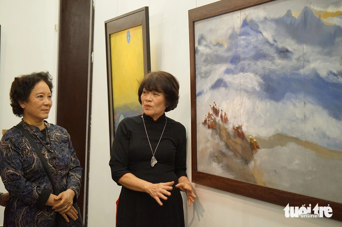 Họa sĩ Lê Thư (phải) trò chuyện với người yêu mỹ thuật đến xem triển lãm Nghệ du của bà - Ảnh: T.ĐIỂU