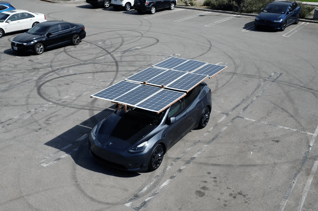 Theo người sáng tạo ra Beta One, với 5 giờ hứng nắng, chiếc Tesla sẽ đi thêm được 20 dặm (32km). Nếu được hôm nắng to, thậm chí có thể nâng lên 40 dặm (64km) - Ảnh: DartSolar