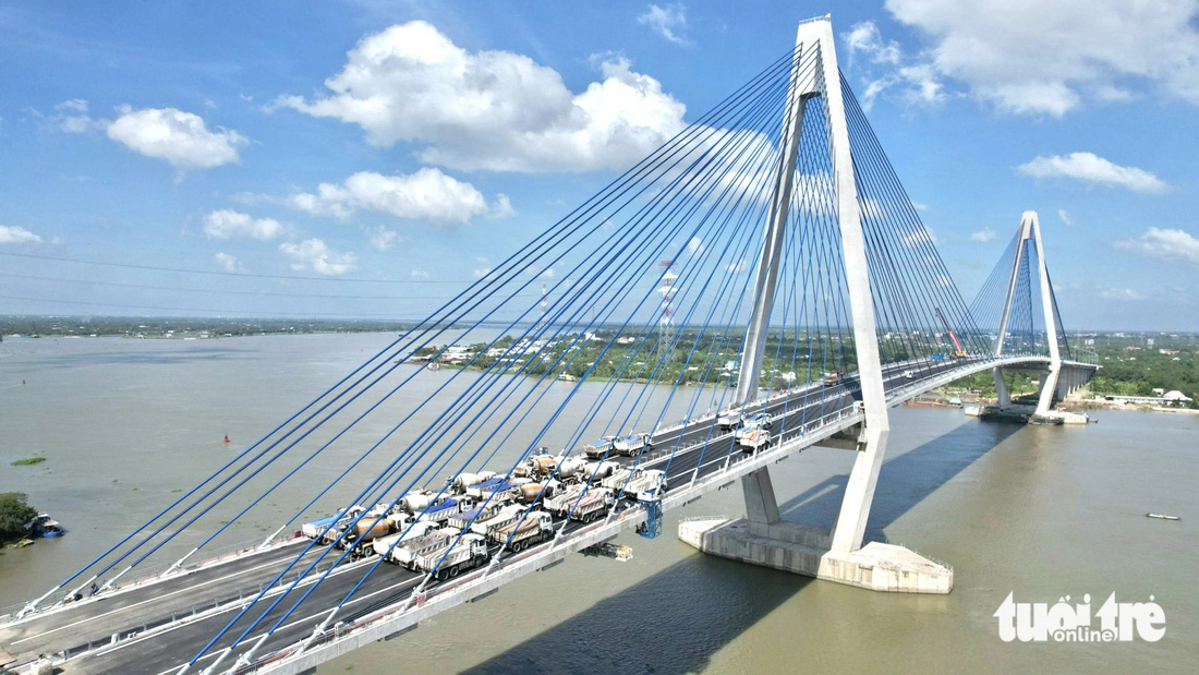 Giao thông đi trước, kinh tế theo sau. Cầu Mỹ Thuận 2 mở ra cơ hội đưa các dự án mới về miền Tây - Ảnh: MẬU TRƯỜNG