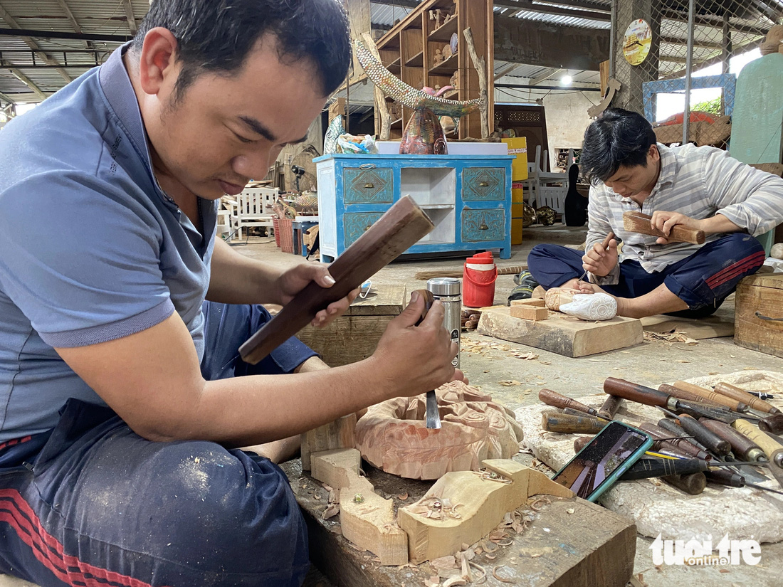 Nghệ nhân làng mộc Kim Bồng tập trung về xưởng để chế tác rồng phục vụ chơi xuân - Ảnh: B.D.