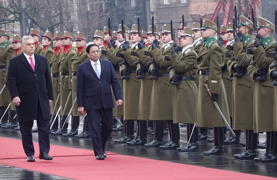 Thủ tướng Phạm Minh Chính và Thủ tướng Hungary Viktor Orbán duyệt đội danh dự trong lễ đón ngày 18-1 - Ảnh: QUỲNH TRUNG