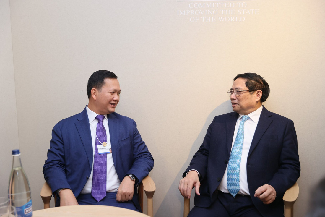 Thủ tướng Phạm Minh Chính tái ngộ Thủ tướng Campuchia Hun Manet bên lề WEF Davos 2024 - Ảnh: NHẬT BẮC