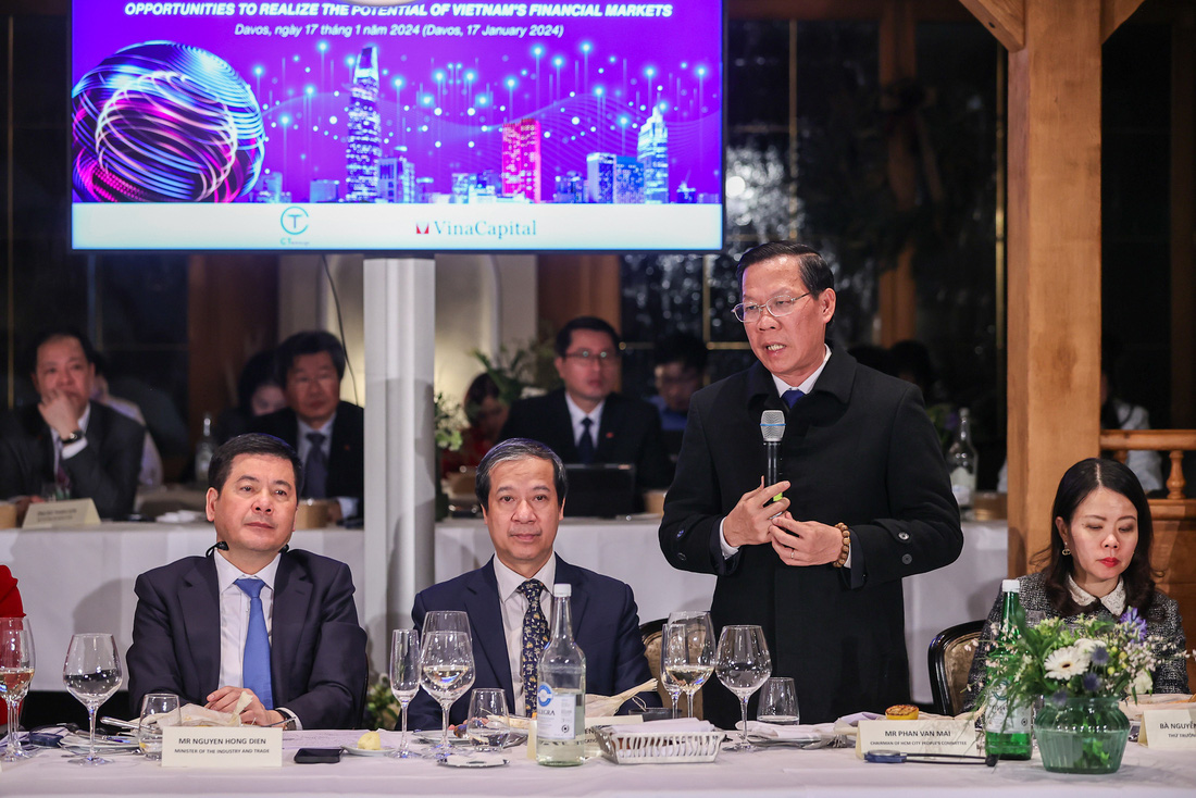 Chủ tịch UBND TP.HCM Phan Văn Mãi chia sẻ về kế hoạch xây dựng trung tâm tài chính khu vực tại thành phố - Ảnh: NHẬT BẮC