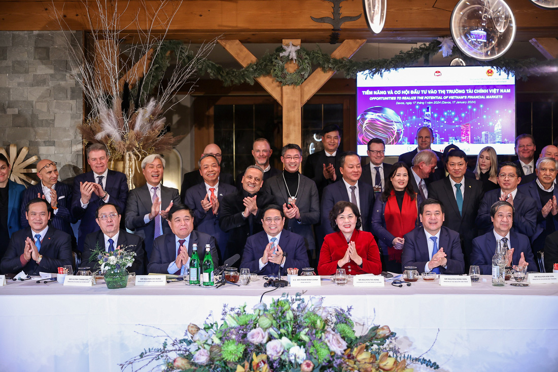 Thủ tướng Phạm Minh Chính chụp ảnh cùng các đại biểu tại tọa đàm về thu hút đầu tư vào thị trường tài chính Việt Nam bên lề WEF Davos 2024 - Ảnh: NHẬT BẮC