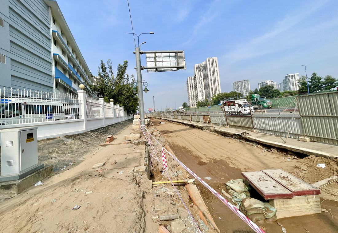 Dự án xây dựng nút giao An Phú, rào chắn trên đường Mai Chí Thọ (TP Thủ Đức) - Ảnh: CHÂU TUẤN