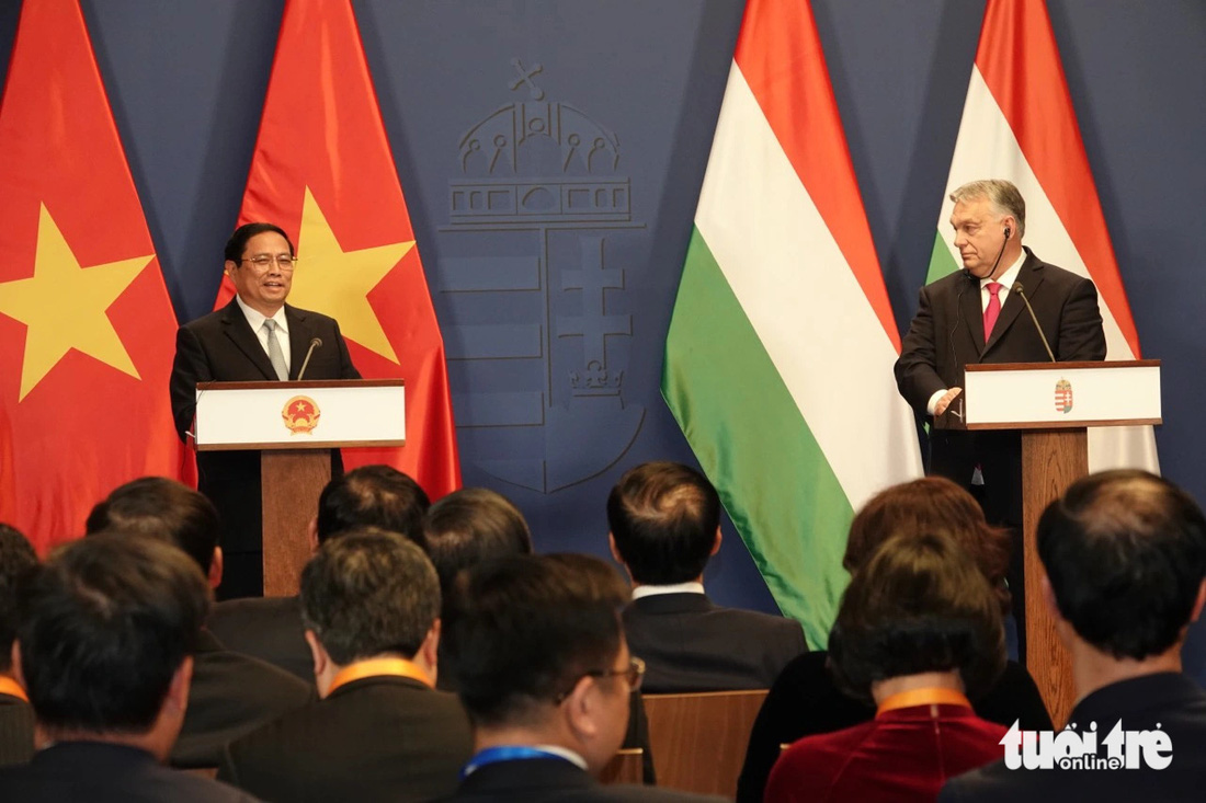 Thủ tướng Phạm Minh Chính và Thủ tướng Viktor Orbán đồng chủ trì họp báo thông báo kết quả hội đàm chiều 18-1 giờ địa phương - Ảnh: QUỲNH TRUNG