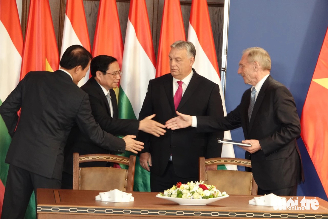 Thủ tướng Việt Nam và Hungary chứng kiến lễ ký kết các văn kiện giữa hai nước - Ảnh: QUỲNH TRUNG