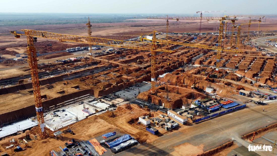 Liên danh nhà thầu Vietur do Tập đoàn Công nghiệp và thương mại xây dựng Ic Istas (Thổ Nhĩ Kỳ) đứng đầu hoàn thành công tác lắp dựng, kiểm nghiệm và đưa vào hoạt động 24 cẩu tháp