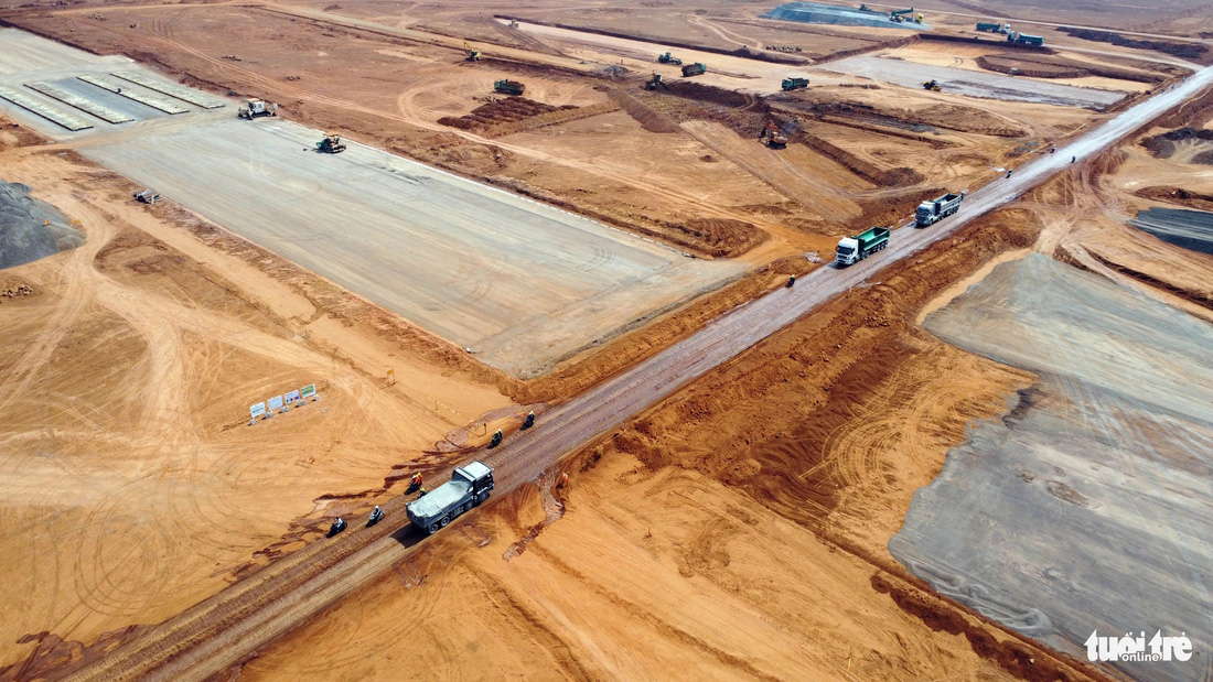 Vietur cũng đã thi công các tuyến đường tạm kết nối với các tuyến đường công vụ hiện hữu của dự án đạt khối lượng 100% với tổng chiều dài 3.690m, thi công cổng và hàng rào công trường, đào đất đạt 100%