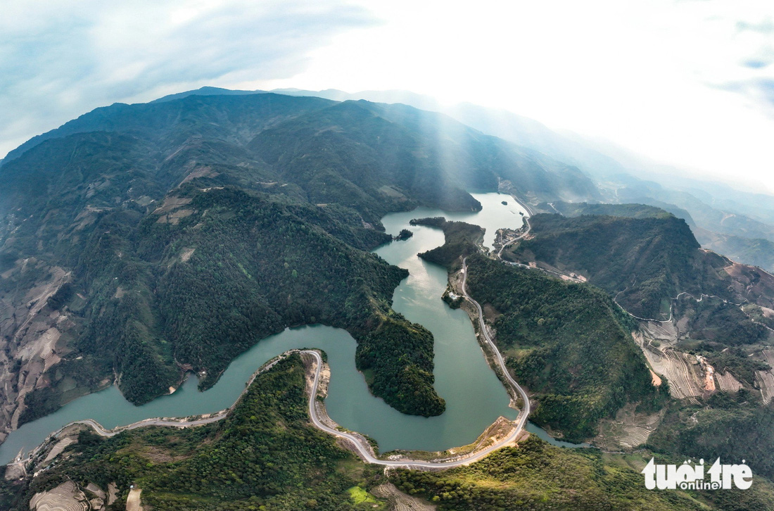 Thủy điện Khao Mang như con rồng xanh giữa núi rừng - Ảnh: NAM TRẦN