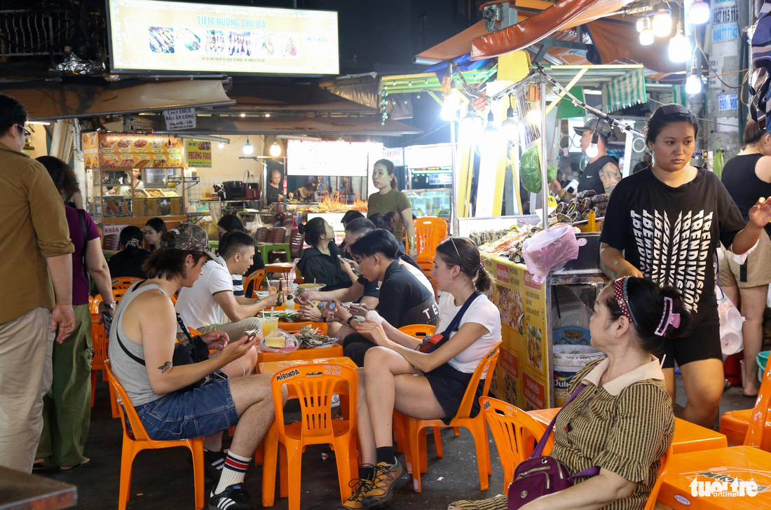 Một trong những mô hình phố ẩm thực đêm hiệu quả hiện nay phải kể đến phố ẩm thực Hồ Thị Kỷ (quận 10). Phố dài khoảng 300m, với hàng trăm món ăn vặt đã trở thành điểm đến yêu thích cả người Việt và du khách nước ngoài - Ảnh: THẢO LÊ 