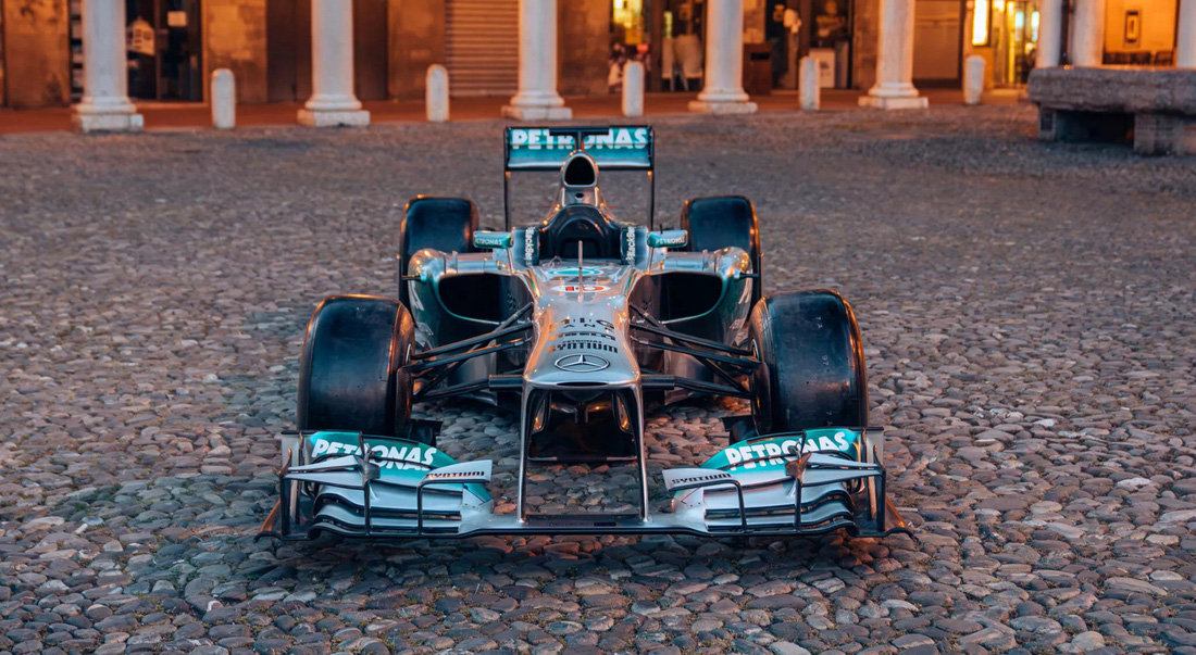3. Mercedes-AMG Petronas F1 W04 2013 - 18.815.000 USD (457,3 tỉ đồng) - Chiếc xe đua F1 hiện đại đầu tiên của Mercedes-Benz được bán ra ngoài cũng là chiếc xe đua F1 cuối cùng trong kỷ nguyên V8. Từ 2014 trở đi, xe đua F1 chuyển sang sử dụng động cơ V6 hybrid. Ngoài ra, cũng chiếc xe này đồng hành cùng Lewis Hamilton trong 14 chặng đua mùa 2013 và về nhất tại Hungary Grand Prix - Ảnh: Carscoops