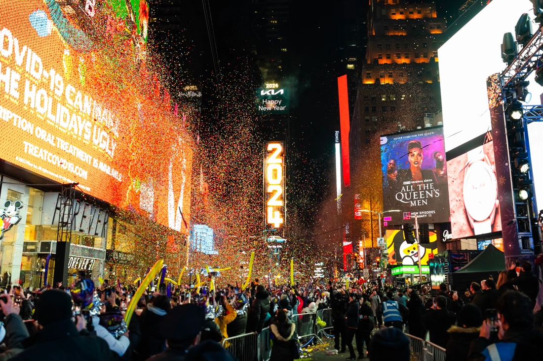 Người dân từ khắp nơi trên thế giới đã đến quảng trường Thời Đại để đón năm mới bởi trong nhiều năm liền nơi đây được xếp vào hạng điểm đón hàng đầu thế giới. Họ cùng theo dõi màn trình diễn âm nhạc và đếm ngược tới nửa đêm trong khi quả cầu pha lê khổng lồ trên nóc tòa nhà One Times Square dần hạ xuống - Ảnh: GETTY IMAGES