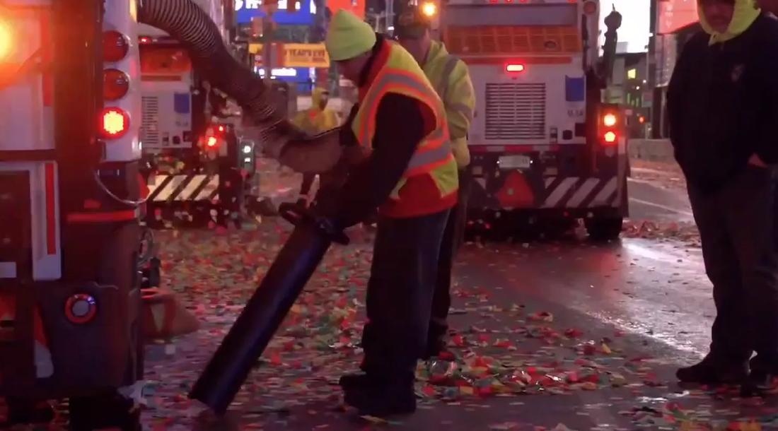 21 chiếc chổi cơ khí và 20 xe quét đường chuyên dụng đã được sử dụng để làm sạch đường phố. Dưới thời tiết lạnh giá, lực lượng dọn vệ sinh thay phiên nhau sử dụng bao đựng cỡ lớn, máy thổi rác, chổi cơ khí và xe quét đường chuyên dụng để làm sạch đường phố New York - Ảnh: NEW YORK CITY DEPARTMENT OF SANITATION